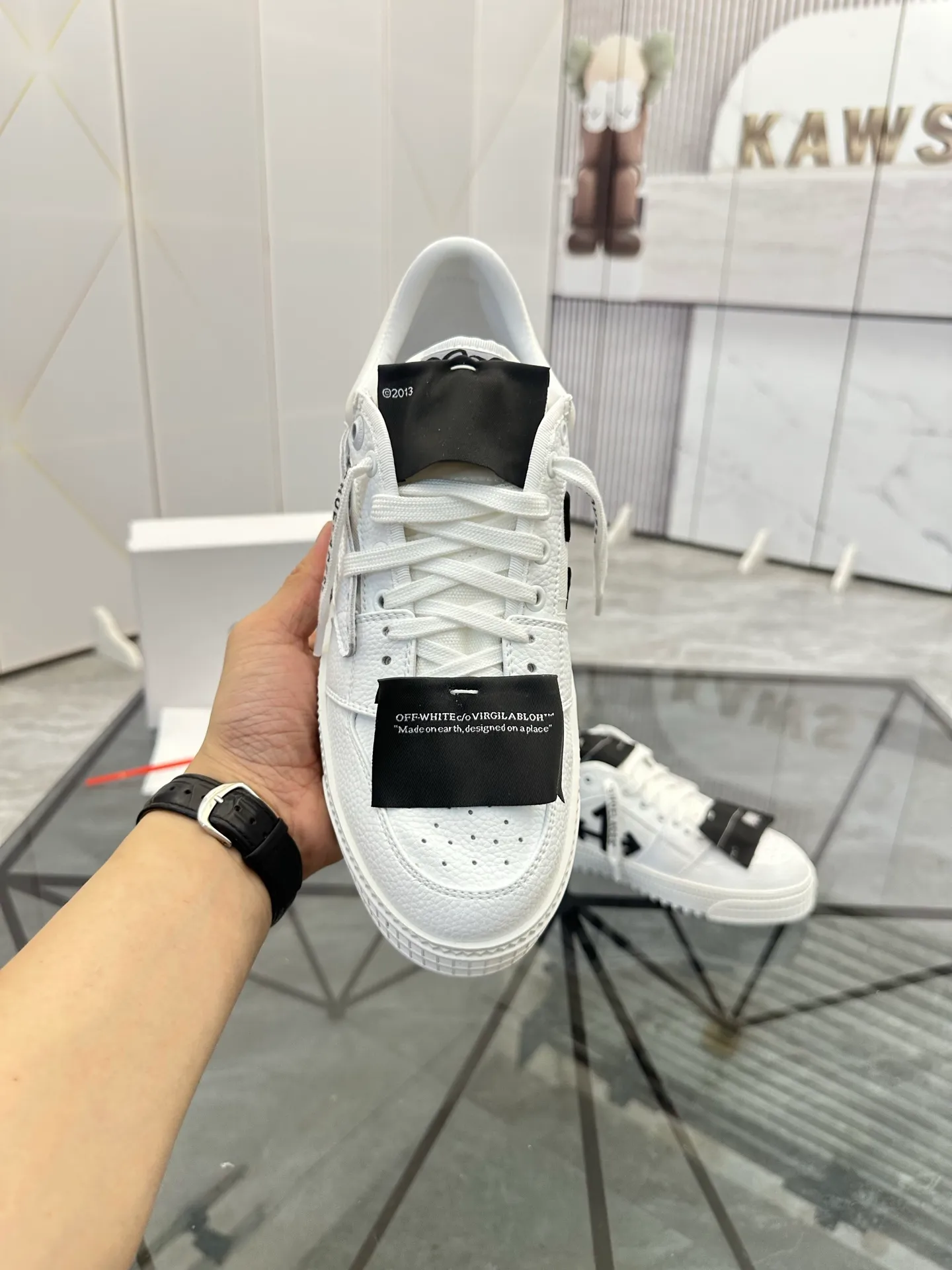 Selling men's shoes 💰: 💰P500¥ High-end top quality Product trademark: OFF WHITE *"OFF WHITE*" low-top casual shoes Regular size: 35-45 (can be customized to 46) Couple style Product materials: Upper imported first-layer cowhide stitched with original fabric, genuine leather lining, original outsole. No.: H203